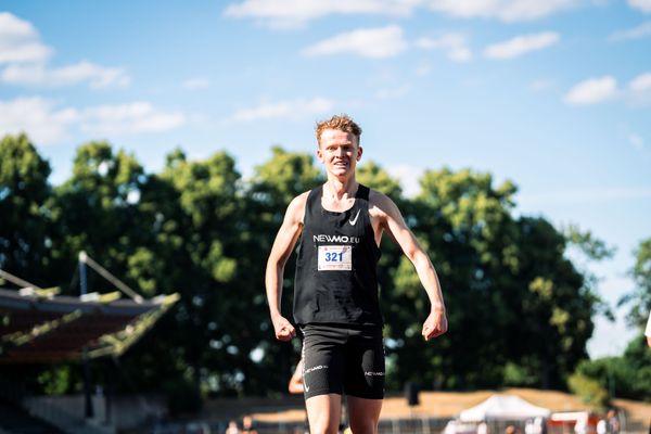 Tammo Doerner (SV Nordenham) freut sich im Ziel am 02.07.2022 waehrend den NLV+BLV Leichtathletik-Landesmeisterschaften im Jahnstadion in Goettingen (Tag 1)